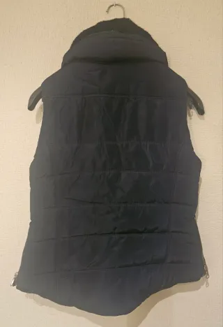 Chaleco azul con cuello de pelo