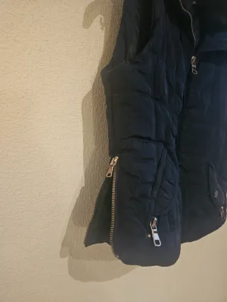 Chaleco azul con cuello de pelo