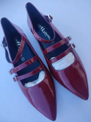 Zapatos piel charol NUEVOS.