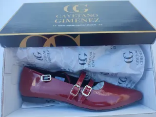 Zapatos piel charol NUEVOS.