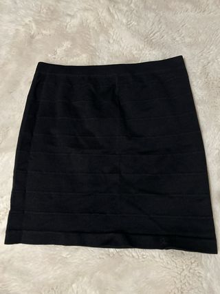 Falda negra con diseño de rayas