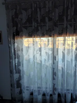 Cortinas grises  con estampado floral gris claro