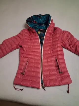 Chaqueta ligera rosa con capucha