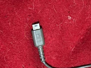 Cargador de teléfono gris
