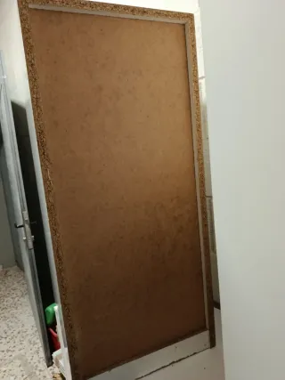 Cajoneras de madera beige y doradas