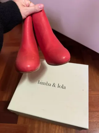 Botines rojos tacón madera mujer