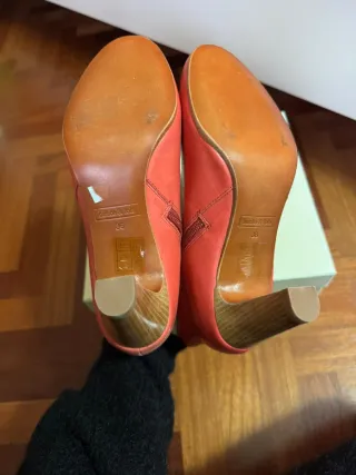 Botines rojos tacón madera mujer