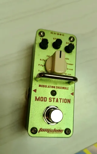 Pedales guitarra Aroma Tomsline. Mod Station y Rot