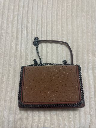 Bolso de mano con cadena y tachuelas