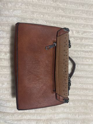 Bolso de mano con cadena y tachuelas