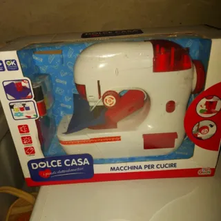 Macchina da cucire giocattolo cuce davvero