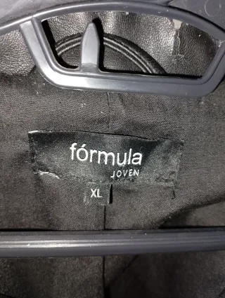 Chaqueta polipiel acolchada negra