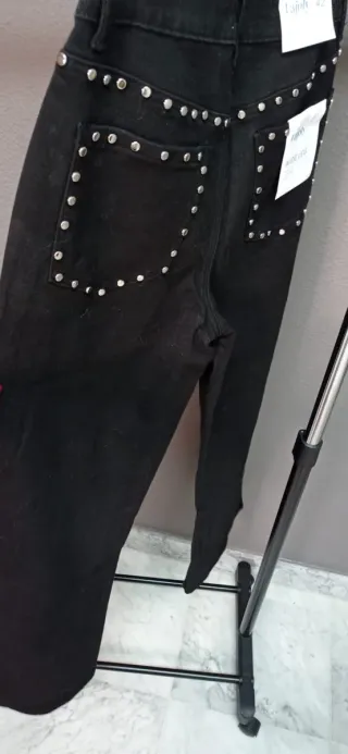 Pantalones negros rectos con tachuelas