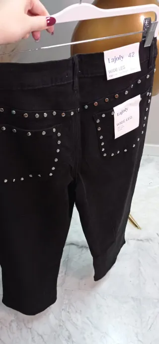 Pantalones negros rectos con tachuelas