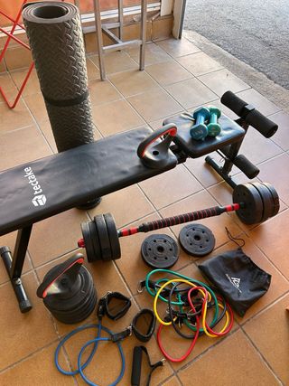 Banco de pesas y accesorios fitness