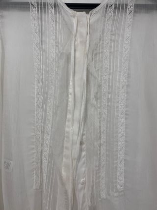 Blusa blanca con detalles de encaje