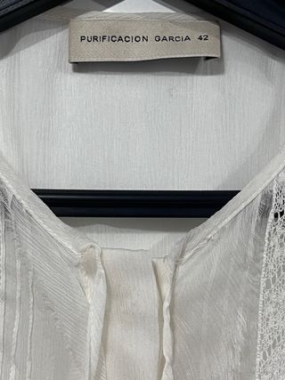Blusa blanca con detalles de encaje