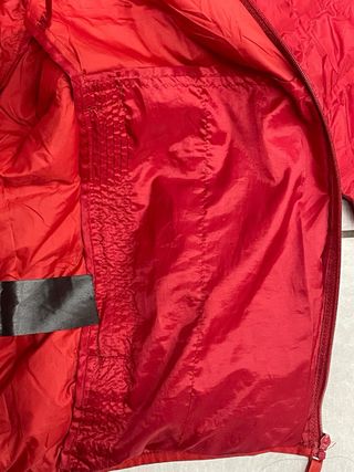 Piumino Uniqlo con cappuccio rosso