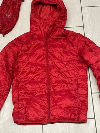 Piumino Uniqlo con cappuccio rosso