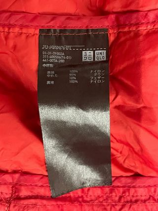 Piumino Uniqlo con cappuccio rosso