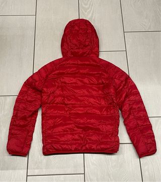 Piumino Uniqlo con cappuccio rosso