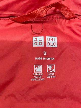 Piumino Uniqlo con cappuccio rosso