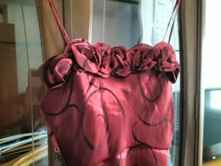 Vestido de fiesta rojo con flores