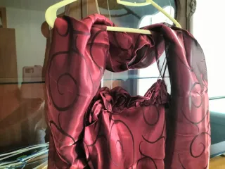 Vestido de fiesta rojo con flores