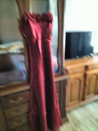 Vestido de fiesta rojo con flores