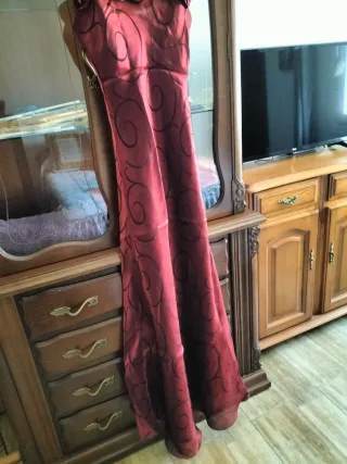 Vestido de fiesta rojo con flores