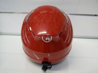 Casco de esquí rojo