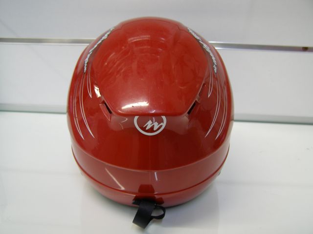 Casco de esquí rojo