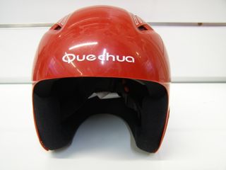 Casco de esquí rojo
