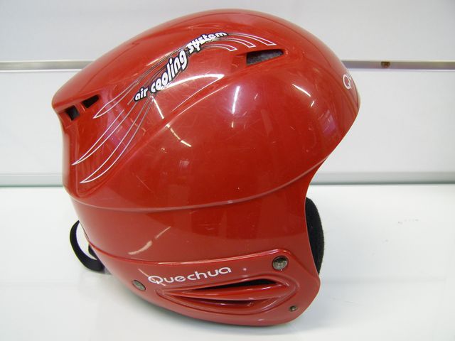 Casco de esquí rojo