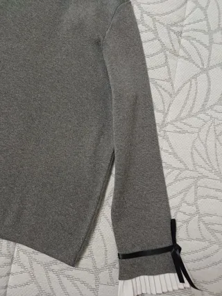 Jersey gris con volantes y lazo