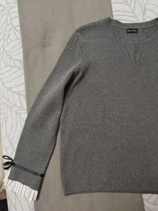 Jersey gris con volantes y lazo