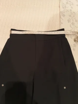 Pantalón negro Zara con botones dorados