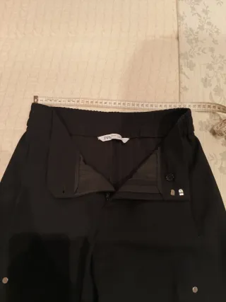 Pantalón negro Zara con botones dorados