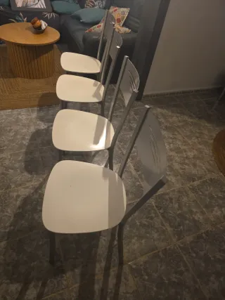 4 Sillas Cocina Blancas y Metal. Conjunto por 80€.