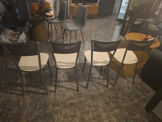 4 Sillas Cocina Blancas y Metal. Conjunto por 80€.