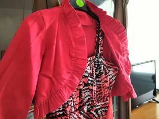 Vestido fiesta multicolor con fajín coral