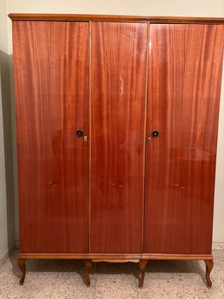 Armario de madera marrón