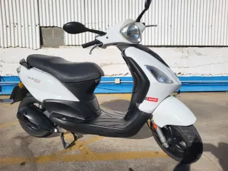 Vendo Scooter DERBI BOULEVARD 125cc 4T. Blanca.