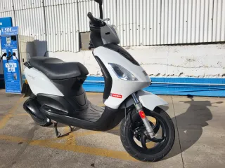 Vendo Scooter DERBI BOULEVARD 125cc 4T. Blanca.