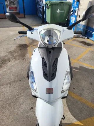 Vendo Scooter DERBI BOULEVARD 125cc 4T. Blanca.