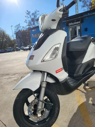 Vendo Scooter DERBI BOULEVARD 125cc 4T. Blanca.