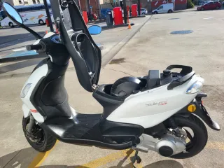 Vendo Scooter DERBI BOULEVARD 125cc 4T. Blanca.