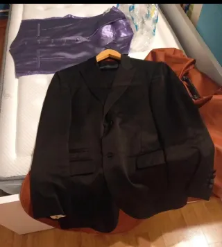 Traje de hombre negro con chaleco