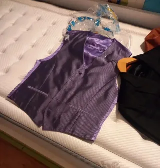 Traje de hombre negro con chaleco