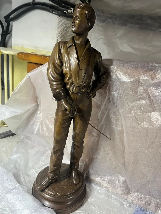 Scultura antica di spadaccino in legno intagliato